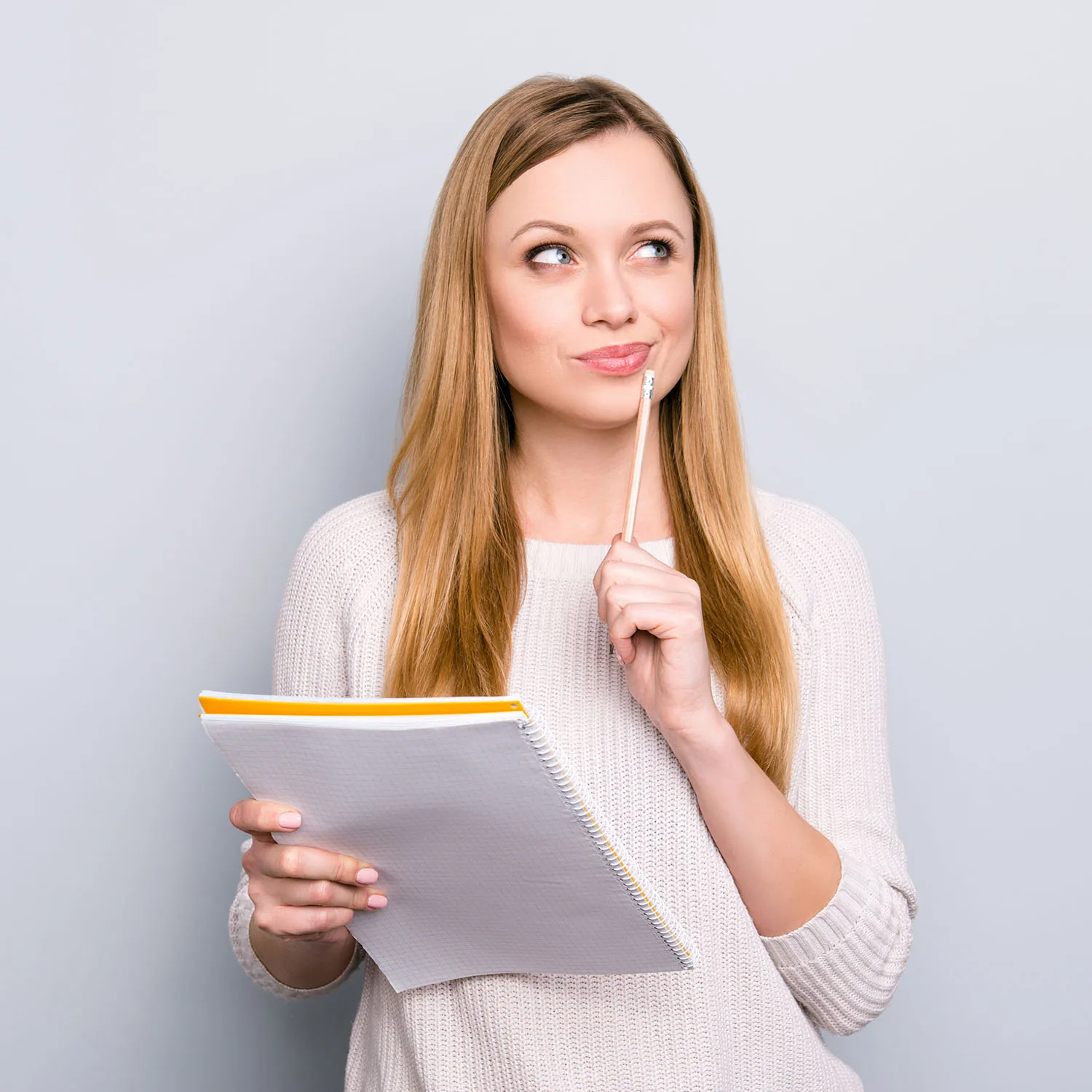 Portrait einer jungen nachdenkenden Frau.