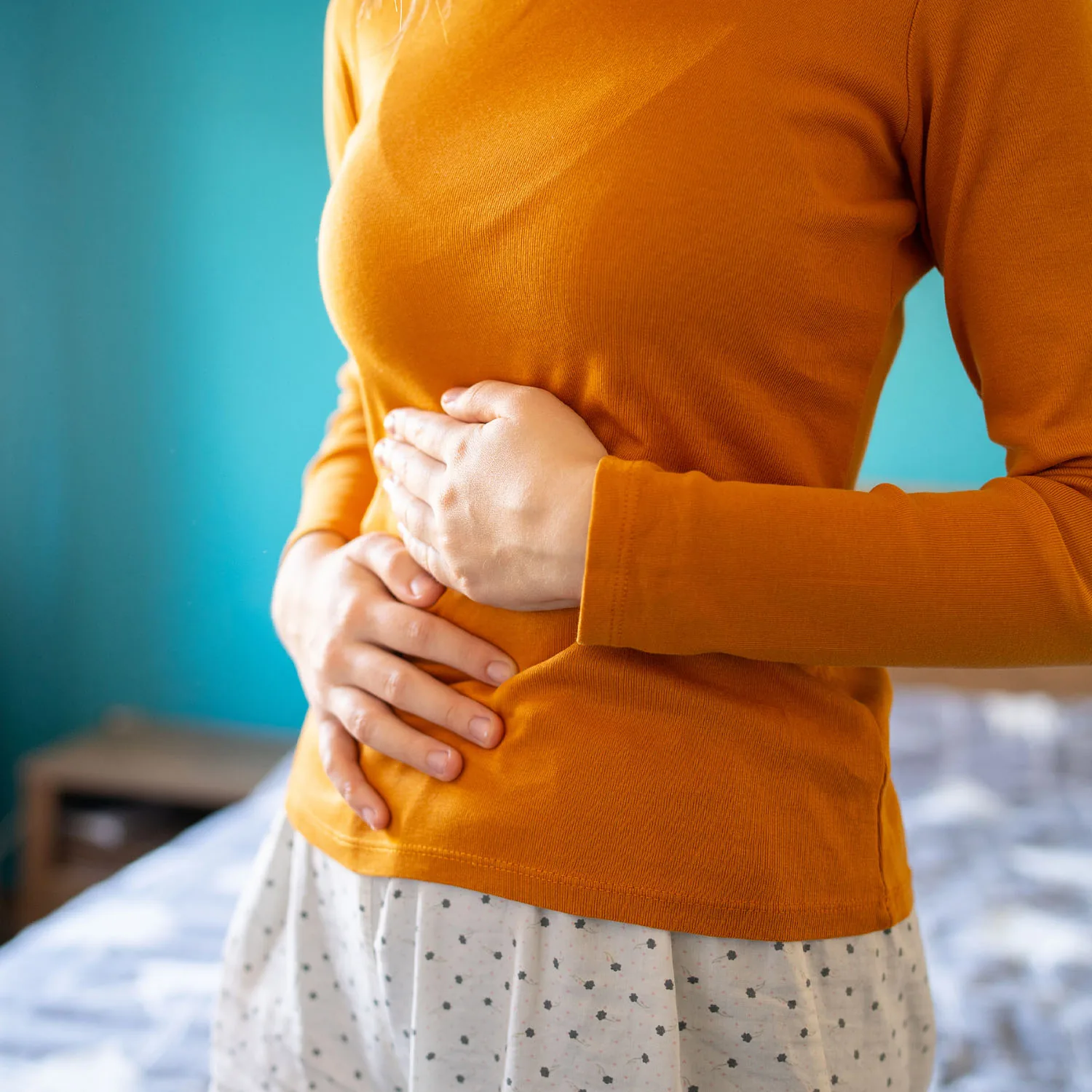 Eine Frau die sich den Bauch hält.