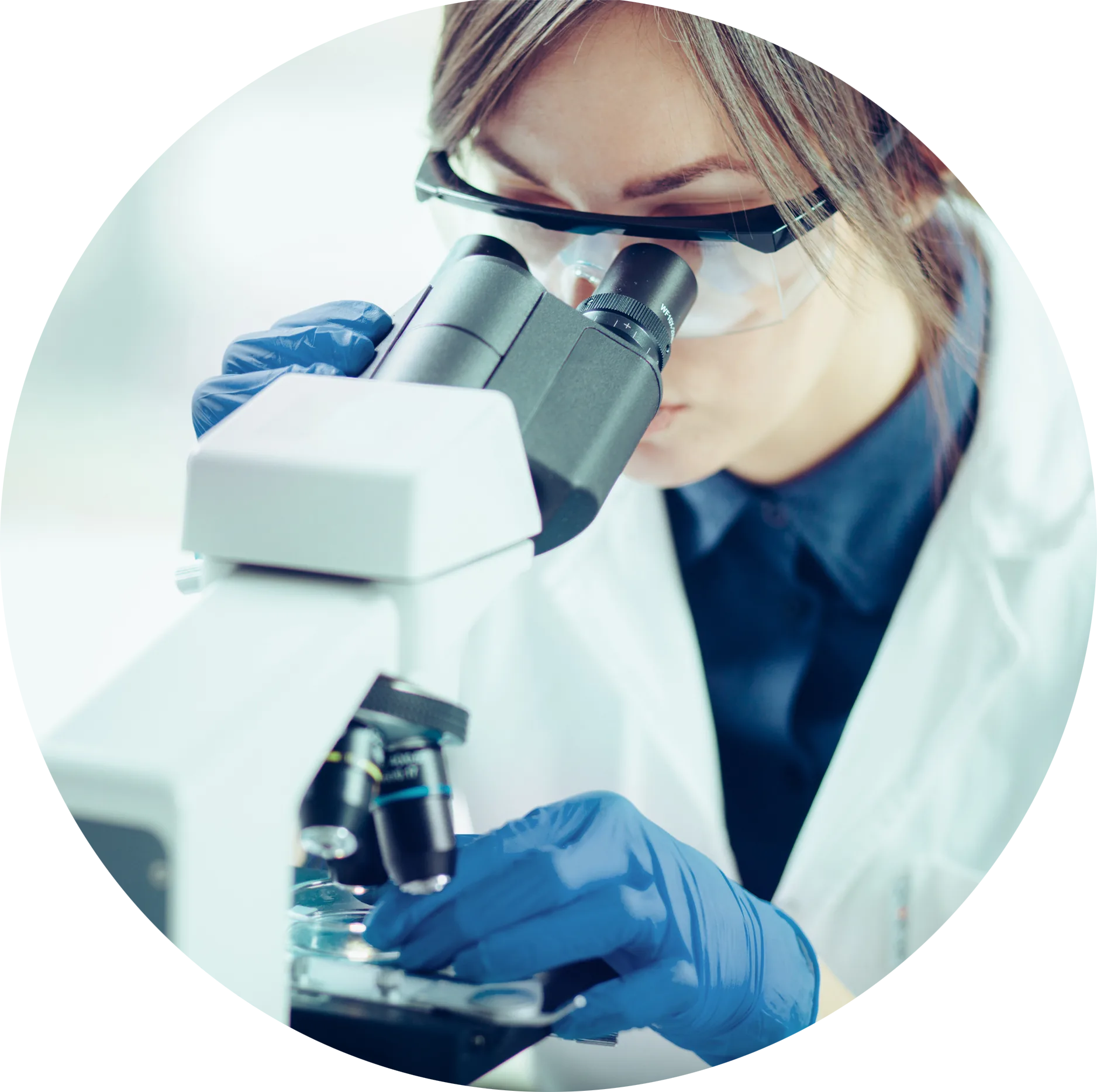 Person in einem Labor.